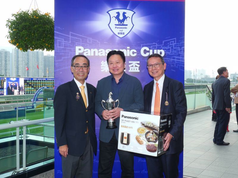 (左)蒙德揚先生頒發獎盃及Panasonic電子高速煲予非獎盃賽事勝出馬匹的馬主。